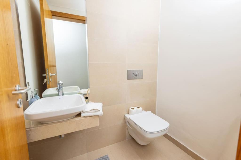 Modern 2Br Retreat In Marina Sale Luxury Living Apartment Hajja Bagian luar foto
