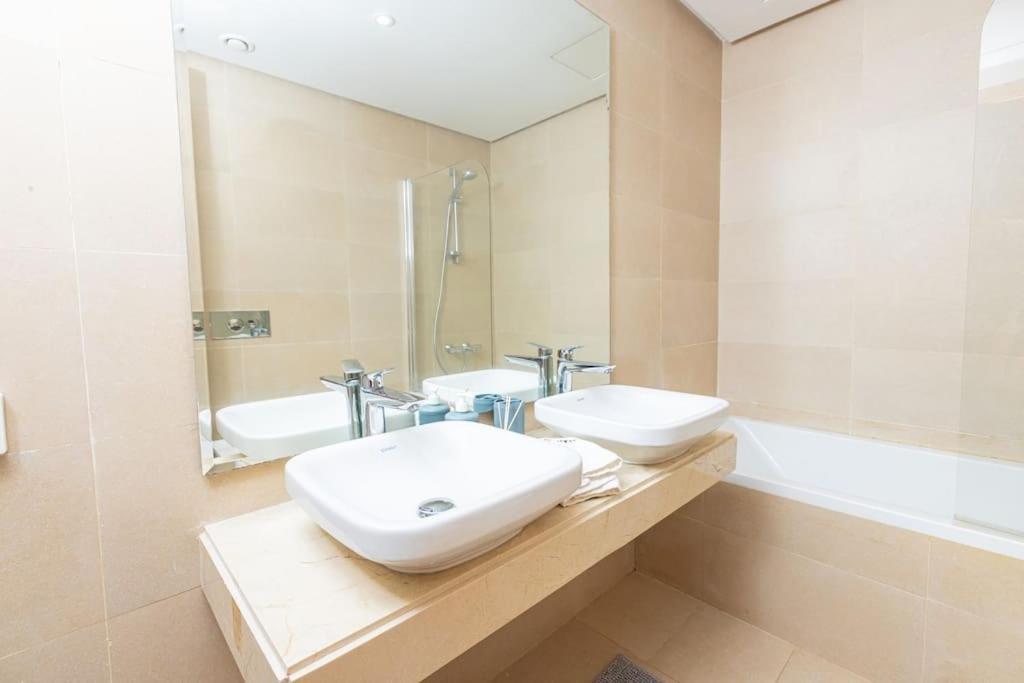 Modern 2Br Retreat In Marina Sale Luxury Living Apartment Hajja Bagian luar foto
